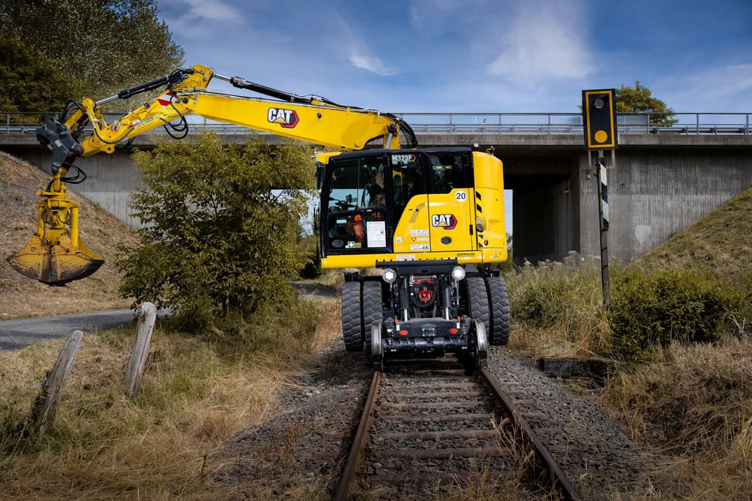 Cat M323F